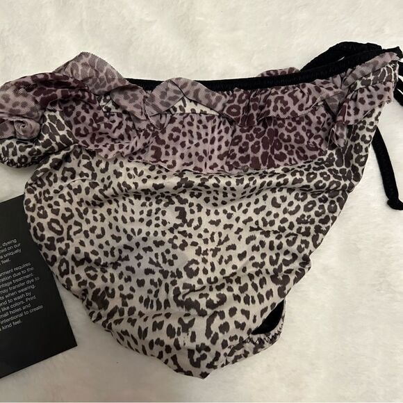 Women’s leopard Chaser print Animal Bikini bottoms NWT medium - Picture 4 of 7